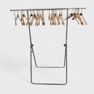 Garderobestativ med 30 bøjler